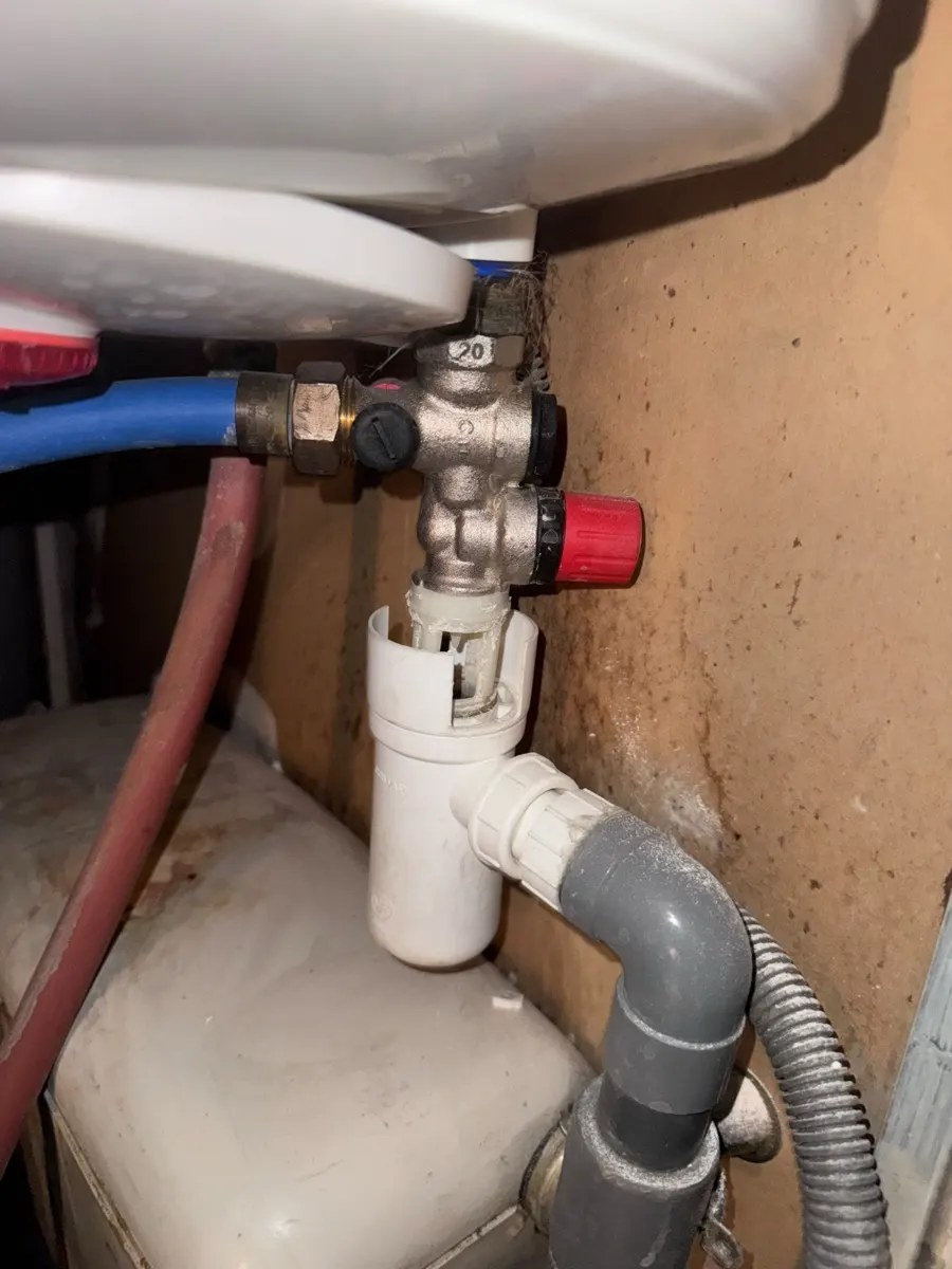 Groupe de sécurité raccordé sous un chauffe-eau, avec siphon d’évacuation